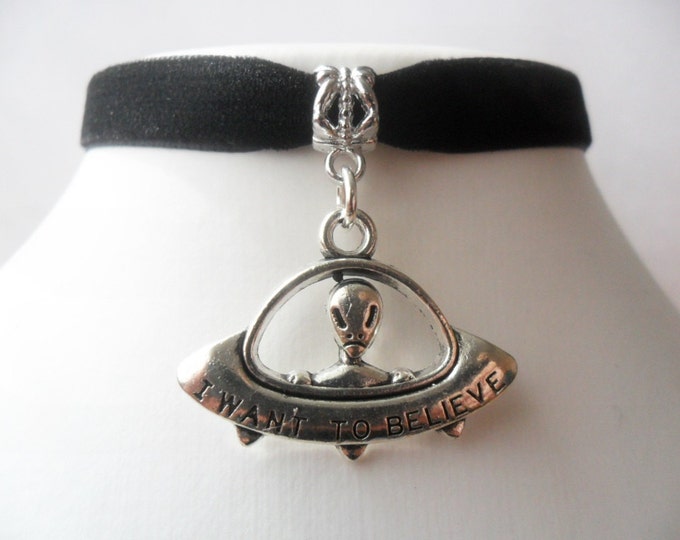 Velvet choker necklace with i want to believe alien in spaceship ufo pendant and a width of 3/8” (pick your neck size)