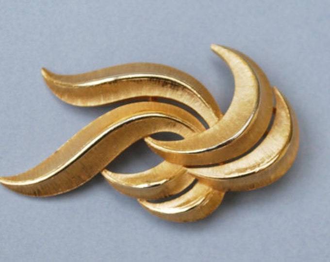 Crown Trifari Gold - Mid century - brushed gold tone metal - Swirl Pin