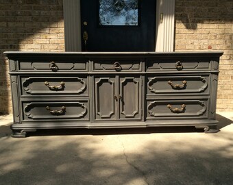 FREE SHIPPING - Classic Vintage Thomasville Triple 9 Drawer Dresser Distressed Grey