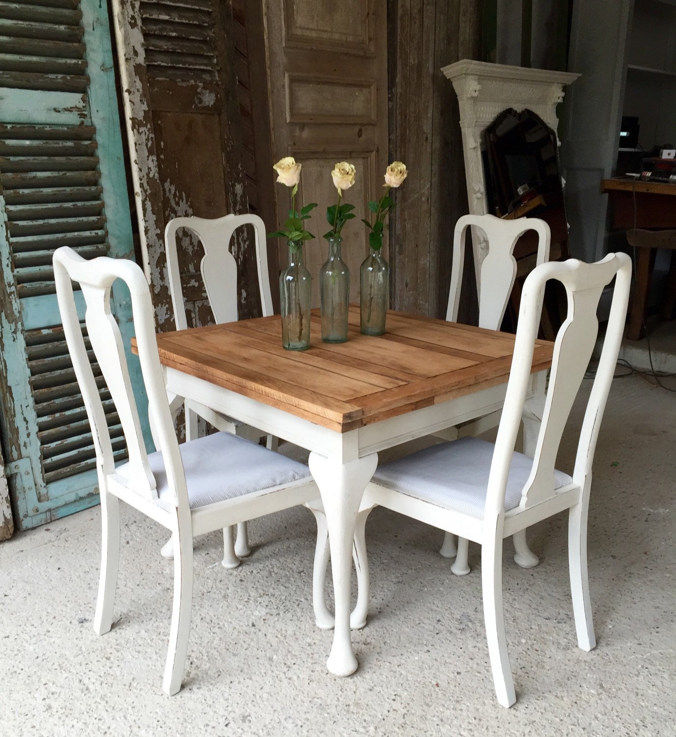 Vintage rustic extendable Farmhouse table & 4 chairs. Could seat up to 6 people. Haute Juice