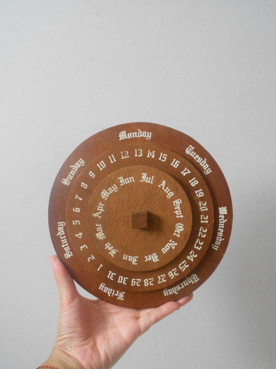 Perpetual Calendar Vintage : Vintage wooden perpetual calendar round clock Perpetual Calendar Vintage : Vintage wooden perpetual calendar round clock