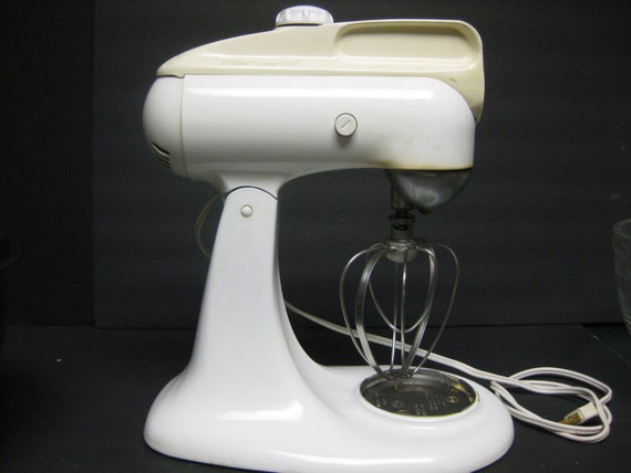Vingtage KitchenAid Mixer Model 4C w/whisk glass and
