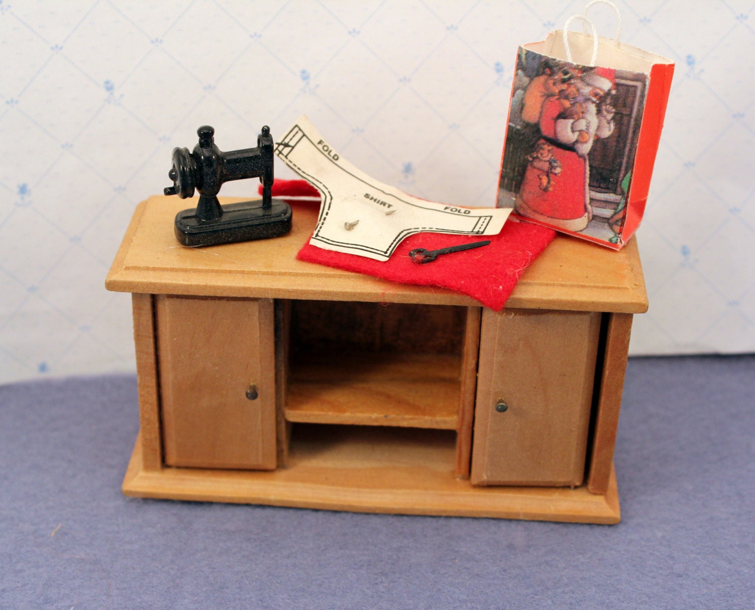 Miniature Sewing Machine Christmas Dollhouse Mrs Claus Haute
