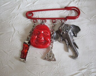 Broche métal argenté épingle de kilt et céramique "Un super 'Bouddha rieur' rouge"