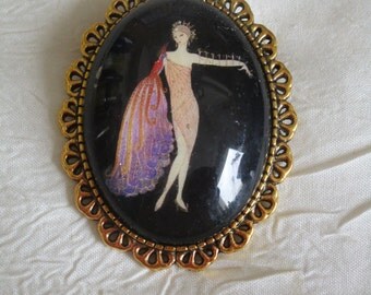 Broche en métal doré "Une jeune femme des années folles"