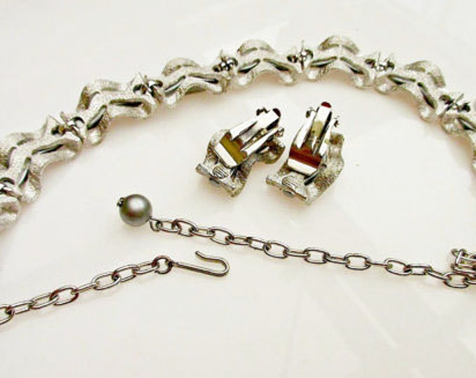 Grey Thermoset Necklace and earring set - Gun Metal - Wave links with silver Mid Century