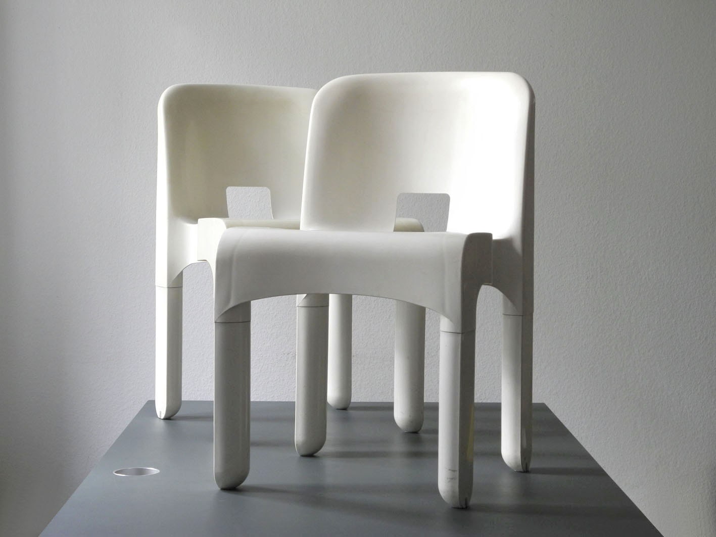 Zwei Original Weisse Joe Colombo 4867 Stühle Von Kartell