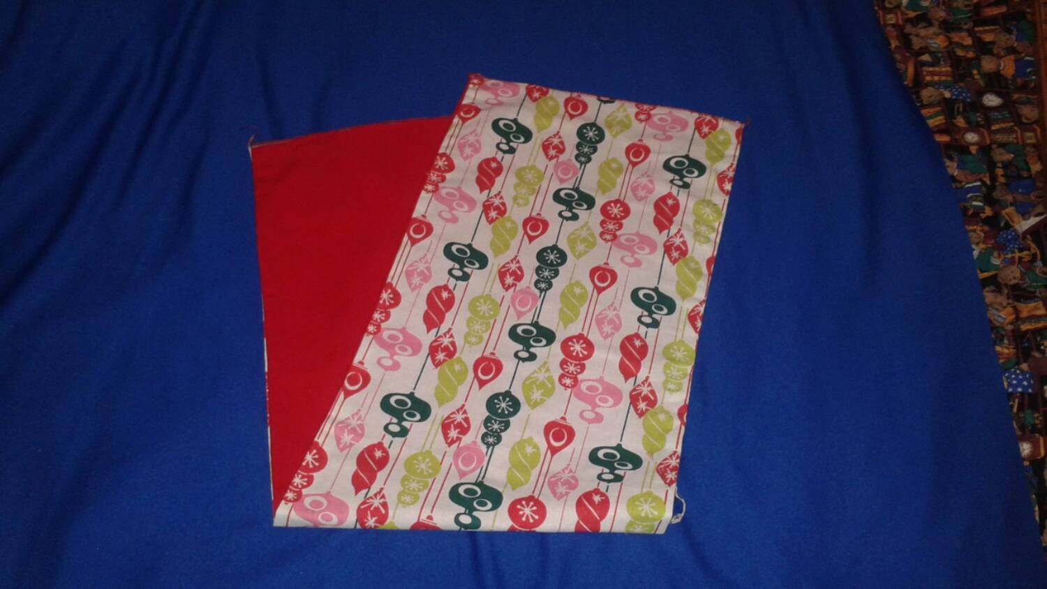 Table Runner old fashioned Christmas bulb by MoreStuffYouWant