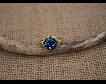 Bague "Brigitte" druzy dorée anneau laiton et fil or - bleu océan cabochon 10mm