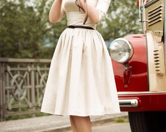 Golden corolle dress with its black satiny belt