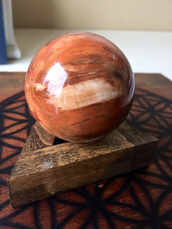 Sphère de bois pétrifié