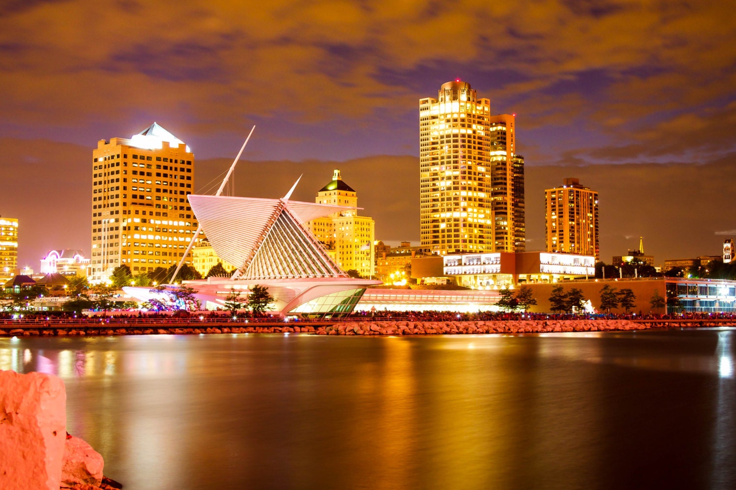 Milwaukee Skyline & Milwaukee Art Museum Full Color Canvas