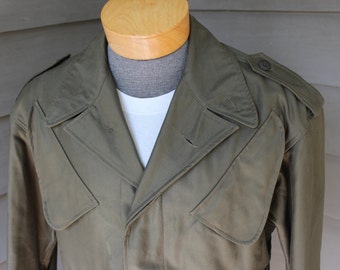 vintage 1988 German military Cold Weather Field jacket. Heavy Cotton Sateen - Olive Green. Big pockets and double draw strings. Size 40 - 42