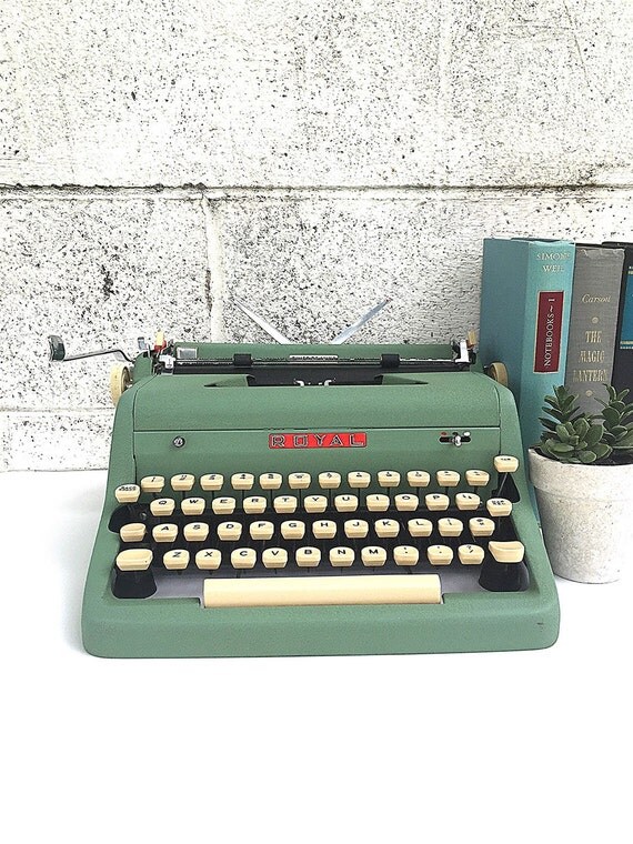 Green ROYAL TYPEWRITER WORKING Portable Manual Typewriter