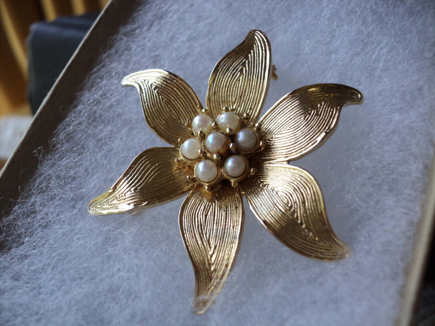 Cultured Pearl Brooch on Textured Goldtone Leaves Real Pearl