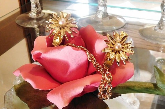 Vintage Sweater Guard Faux Pearl Flower Floral Mid Century 1950s Sweater Holder Clip Chatelaine Chain Brushed Gold Tone Metal Spring Jewelry