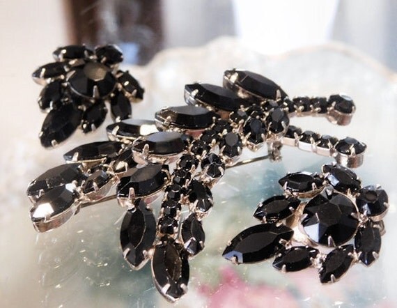 Juliana DeLizza Elster Verified D & E Rhinestone Brooch Earrings Clip Demi Parure Set 1960s Mid Century Vintage Jet Black Glass Rhinestone