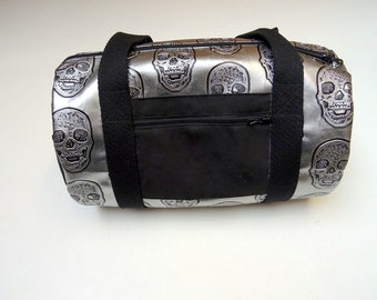Mini duffel bag in silver faux leather pattern skull