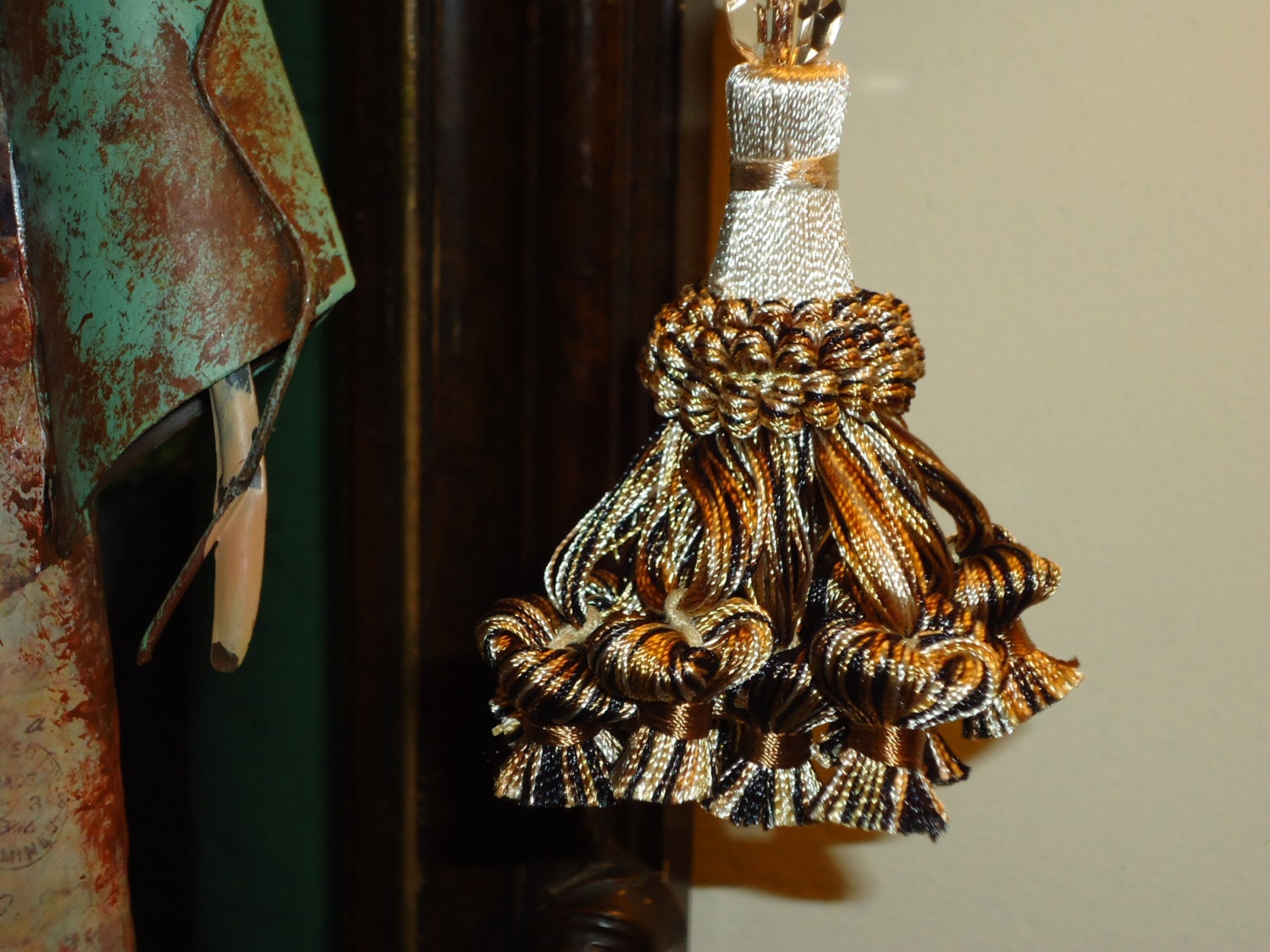 Decorative Key Tassel in Coffee Bean and Black Onion Style