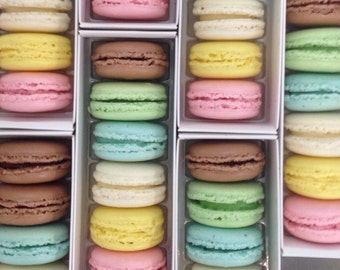 12 FRENCH MACARONS in signature box