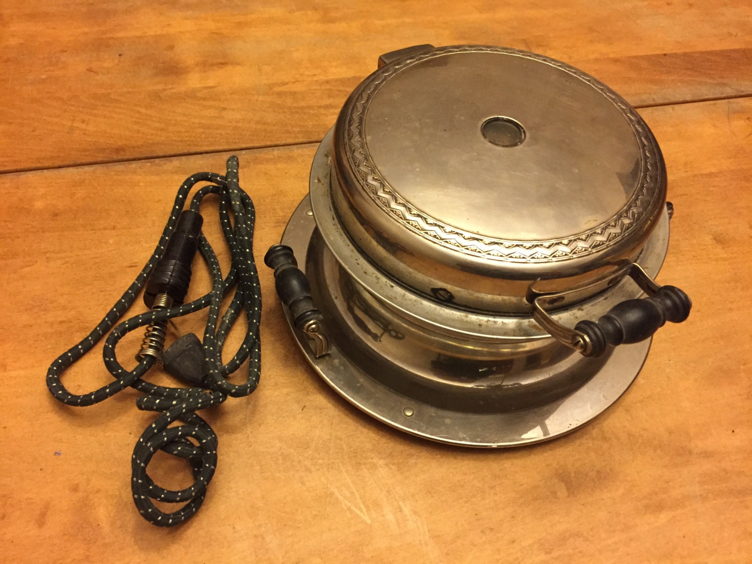 Antique Meriden Homelectrics Electric waffle iron w/ cord