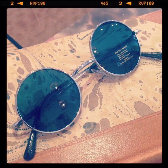 Retro sunglasses: John Lennon 60's style small size green glass.
