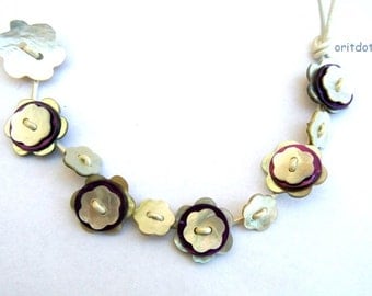 Bracelet made of buttons, button jewelry made of vintage flowers shell buttons