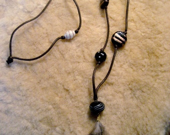 Sautoir en perles de verre artisanale, cordon et plumes