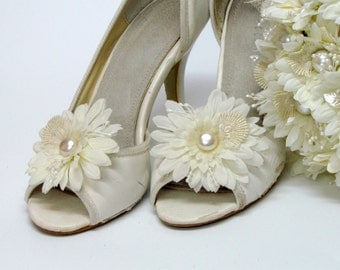 Bridal shoe clips wedding shoe clips,Bridal shoes ivory flower shoe clips,bridesmaid shoes,bridal shoes,ivory wedding shoes clips,bride shoe