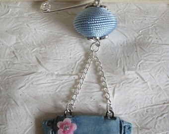 Broche métal argenté et céramique "Un ravissant sac à main avec une fleur"