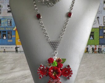 Magnifique collier pendentif "série de croix fleuries 30"