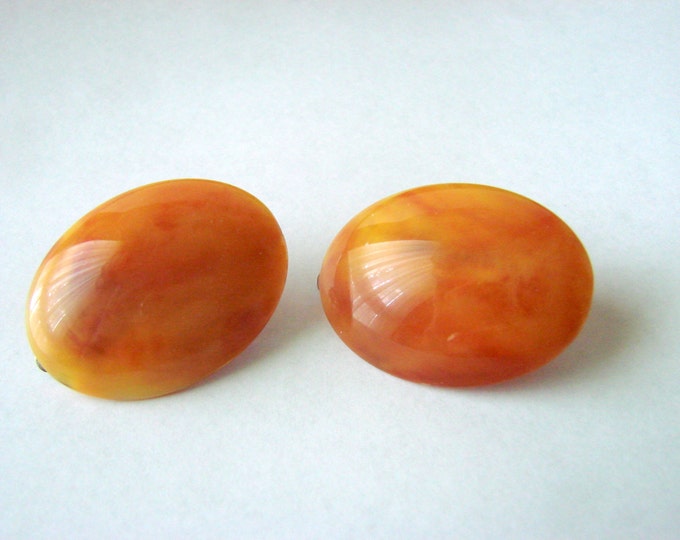 Large 50s Faux Amber Clip Earrings / Marbleized / Button / Vintage / Jewelry / Jewellery