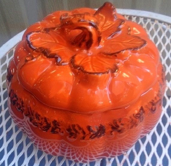 Vintage Cake Bakeware kitchenware canister with lid ceramic