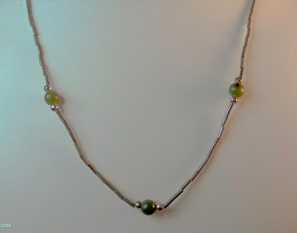 Vintage Green Jade Bead Necklace Barrel Clasp 18 inch