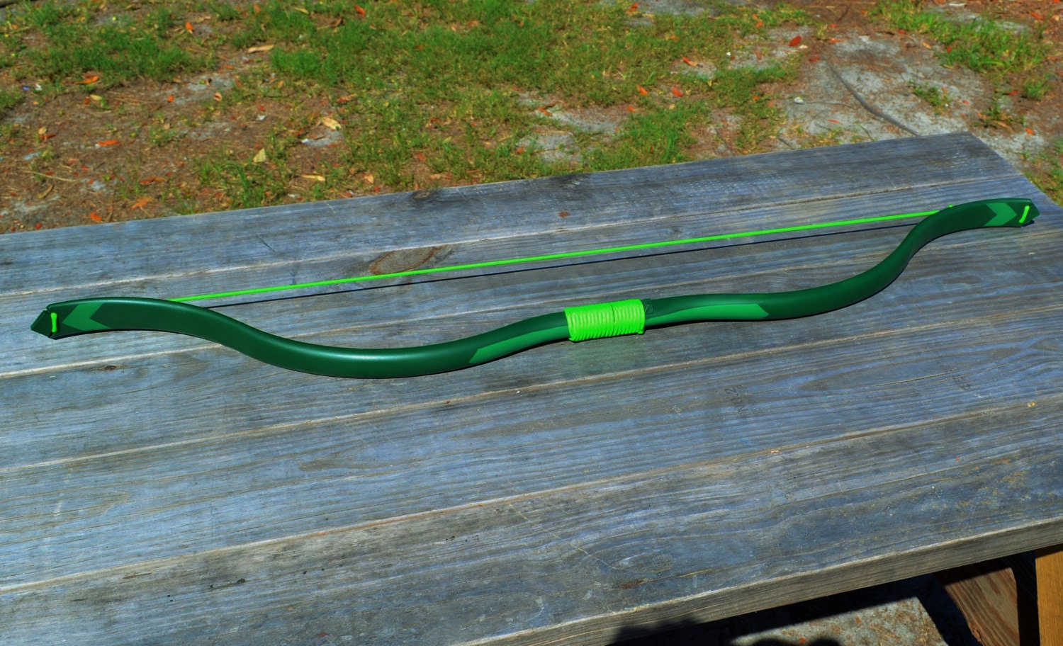 Green Arrow Recurve Bow and 6 Hunting Arrows