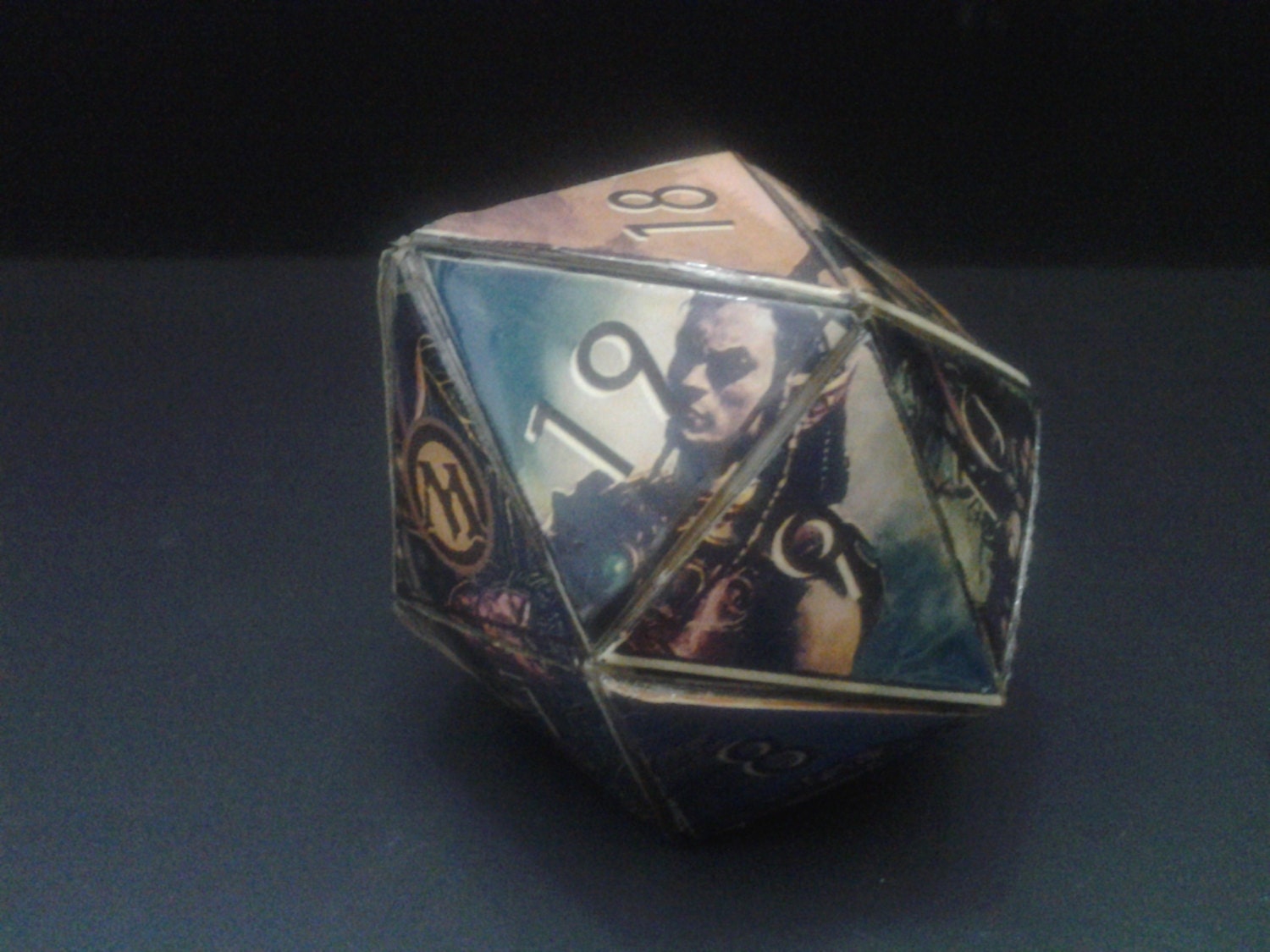 Mtg D20 Life Counter made by hand out of Magic the Gathering cards, a lil' ink & printer paper, some adhesives and a bit of time.