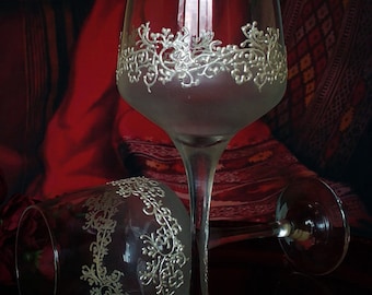 Set of 2 hand painted wine glasses Lace of clovers in white
