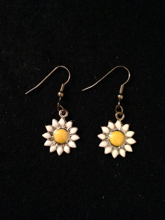 Vintage Daisy Dangle Earrings