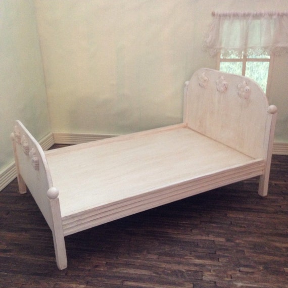 WeiÃe holz puppe bett playscale barbie bett von gooddollybygolly