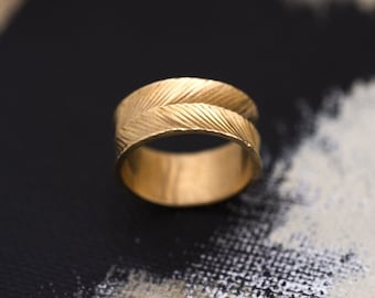 Vintage Feathered 18K Gold Wedding Ring