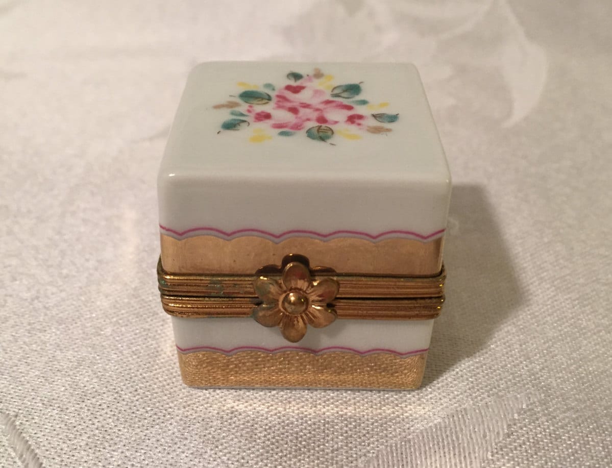 Limoges hinged porcelain trinket box fini main
