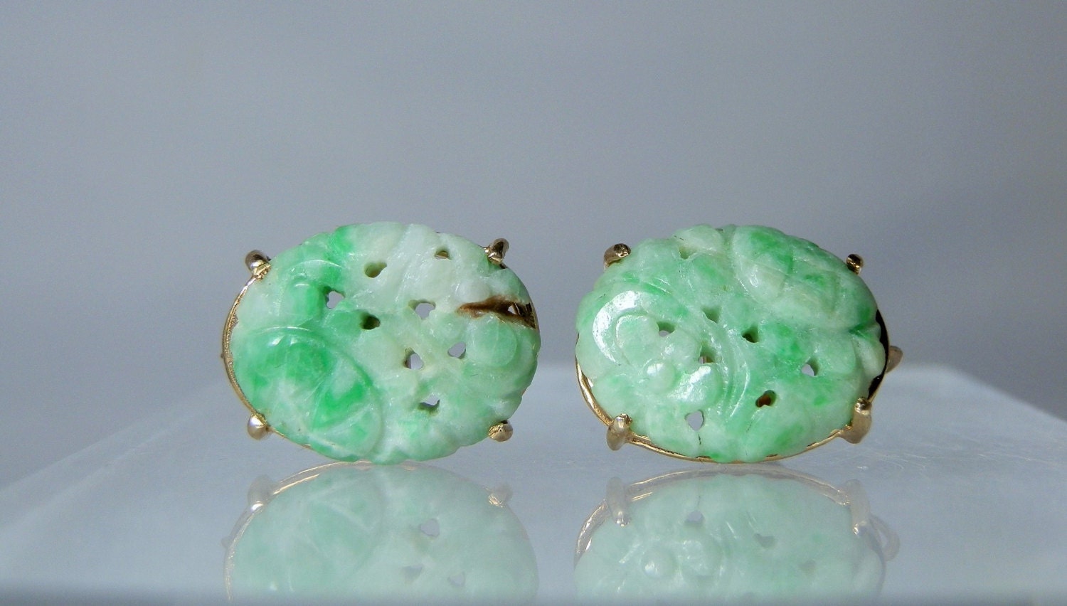 Vintage Earrings Carved Jade 14k Yellow Gold Screw Back