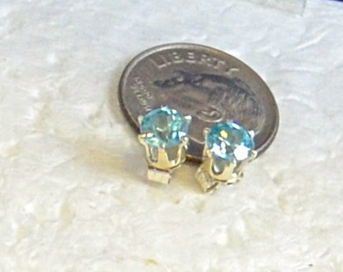 Bue Zircon Studs, 5mm Round, Natural, Set in Sterling Silver E923