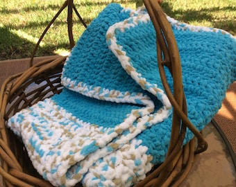 Crochet baby blanket - cozy, plush baby blanket to wrap your baby in softness!