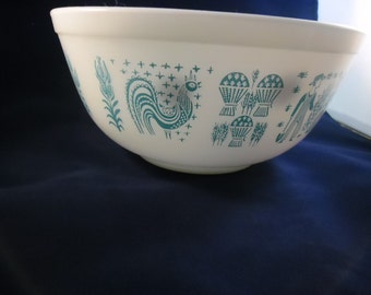 Butterprint Pyrex nesting mixing bowl.