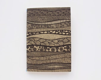 A6 sewn notebook with hand-drawn cover | Caderno A6 com desenho da capa feito à mão, lombada cosida