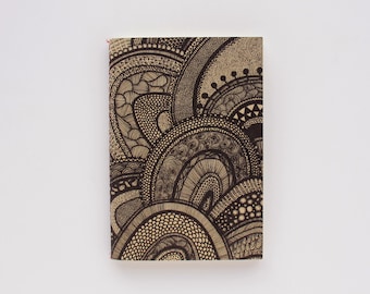 A6 sewn notebook with hand-drawn cover | Caderno A6 com desenho da capa feito à mão, lombada cosida