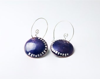 Earrings enameled in purple with geometric design