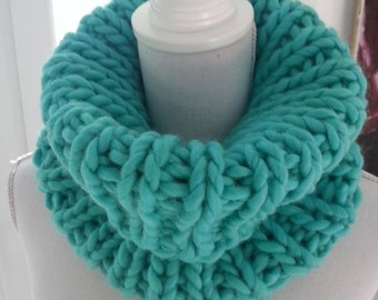 Col snood turquoise tricoté à la main en grosse laine péruvienne