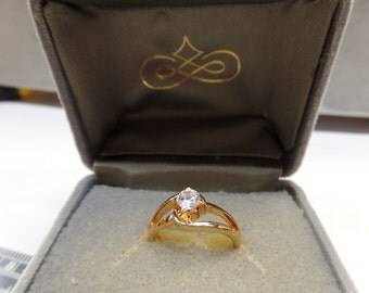 Wyndser ring gold tone size 5 cz, new old stock